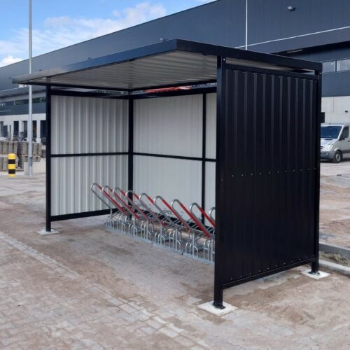 Fietsenrekken met slotbeugel model R45 21 Hier geplaatst in onze voordelige fietsoverkapping Model Leipzig